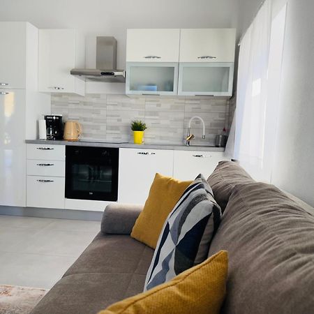 Apartment Erika - For 2 Near The Beach Pula Exterior foto